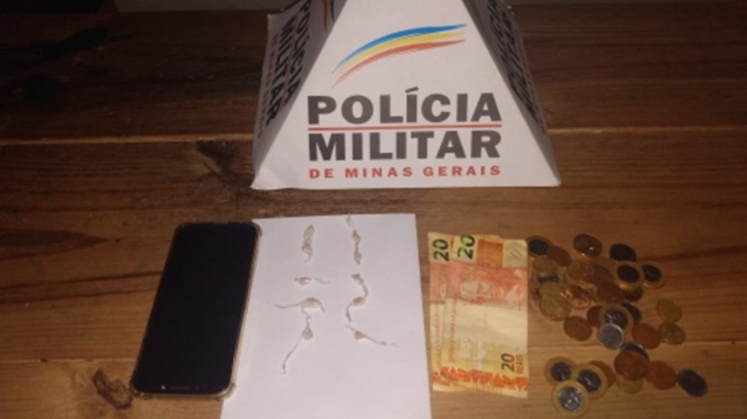 Mototaxista é preso com 10 pedras de crack escondidas na boca, em Barbacena