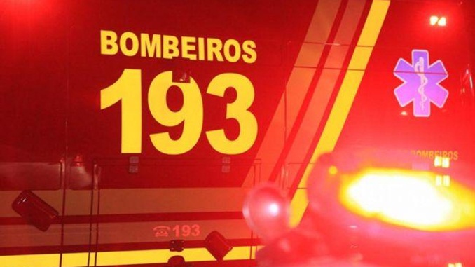 Bombeiros socorrem motorista embriagado, em Barbacena