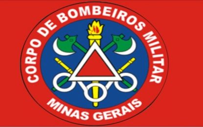 Bombeiros resgatam cadáver em local de difícil acesso, em Tiradentes
