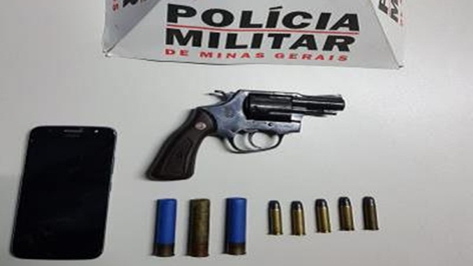 Polícia Militar apreende arma de fogo e munições, em Barbacena