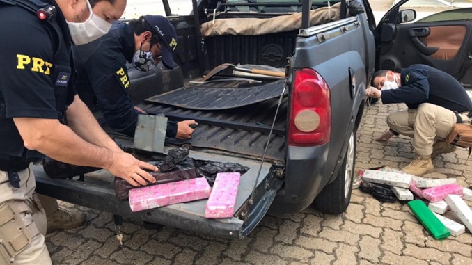 PRF apreende 65 kg de Maconha escondida em veículo, em Montes Claros