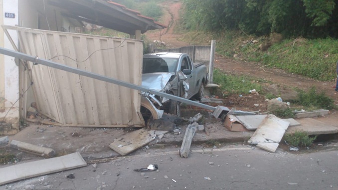 Veículo causa danos em residência no Bairro Pontilhão, em Barbacena