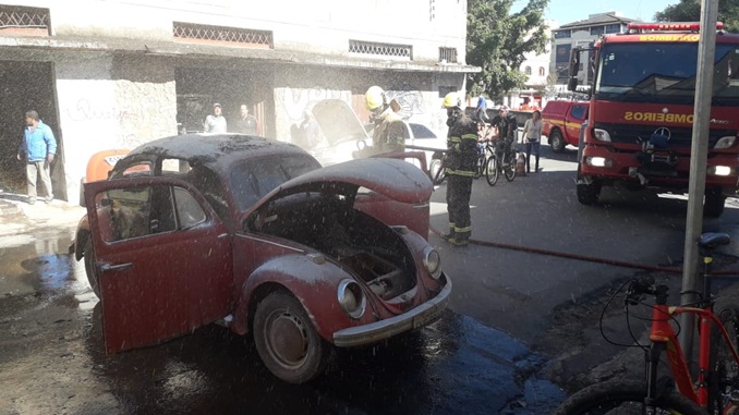 Carro pega fogo em oficina mecânica no bairro Tejuco, em São João Del-Rei