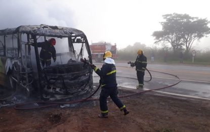 Ônibus pega fogo na BR-040 nas proximidades do Gage