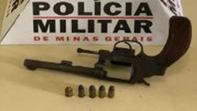 Polícia Militar prende homem por porte ilegal de arma de fogo, em Barbacena