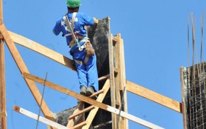 Setor da construção sofre queda pelo quinto ano consecutivo, aponta IBGE
