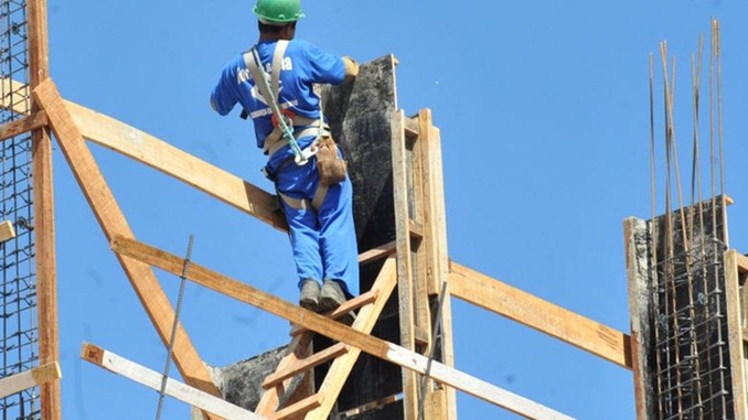 Setor da construção sofre queda pelo quinto ano consecutivo, aponta IBGE