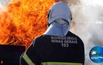 Bombeiros combatem incêndio em residência no município de São Brás do Suaçuí