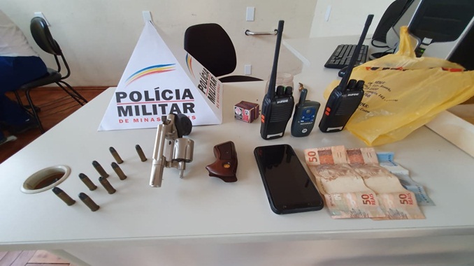 Tráfico de drogas e apreensão de arma de fogo, em Arantina
