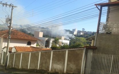 Incêndio em vegetação assusta moradores do Bairro Santa Tereza, em Barbacena