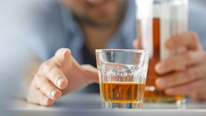 Quarentena aumenta consumo de álcool e cigarro e diminui de alimentos saudáveis