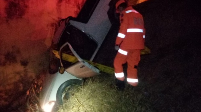 Bombeiros resgatam motorista que estava em veículo que caiu em ribanceira, em São João Del-Rei
