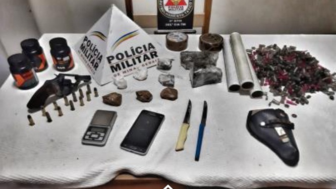 Polícia Militar apreende drogas, arma e munições no bairro São José, em Barbacena
