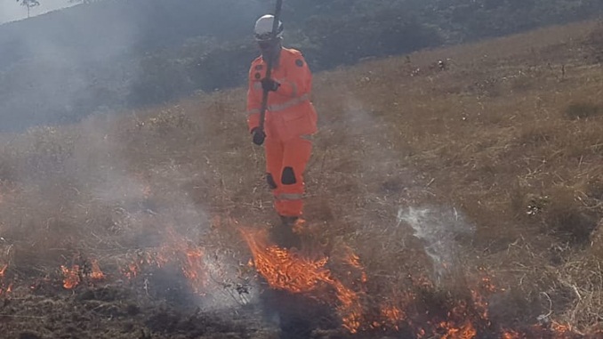 Corpo de Bombeiros combate incêndio em vegetação no bairro Valentim Prenassi, em Barbacena