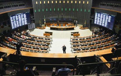 Plenário da Câmara aprova proposta que suspende dívidas do Fies durante a pandemia