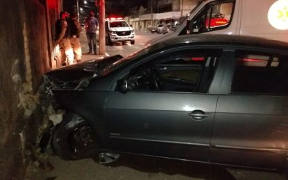 Motorista colide veículo contra muro no bairro São Sebastião, em Barbacena