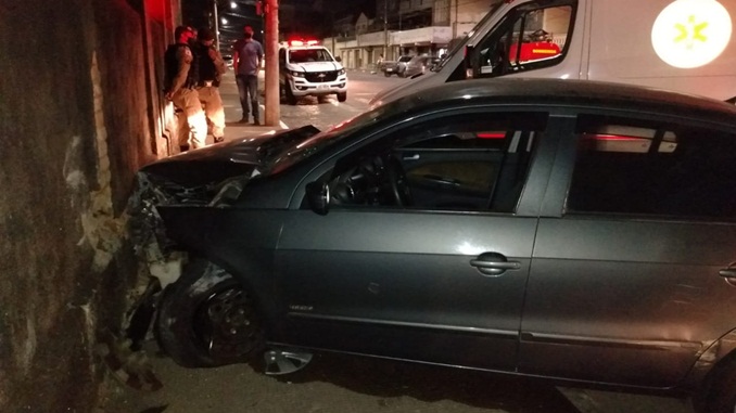 Motorista colide veículo contra muro no bairro São Sebastião, em Barbacena