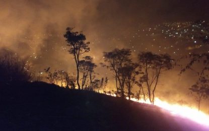 Bombeiros combatem incêndio em lote vago no Bairro Santo Antônio, em Barbacena