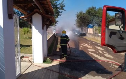 Bombeiros combatem incêndio em veículo na localidade do Galego, zona rural de Barbacena