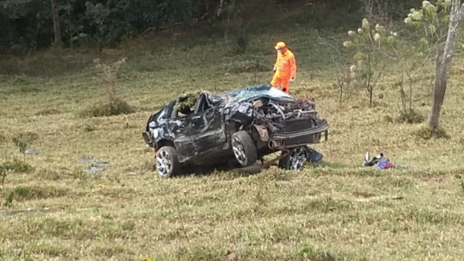 Motorista cai com veículo em ribanceira na MG-448, entre Santa Bárbara do Tugúrio e Barbacena