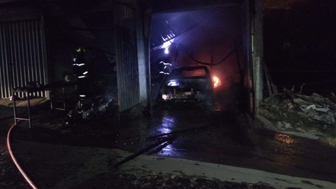 Incêndio atinge garagem e destrói três veículos no Bairro Diniz, em Barbacena