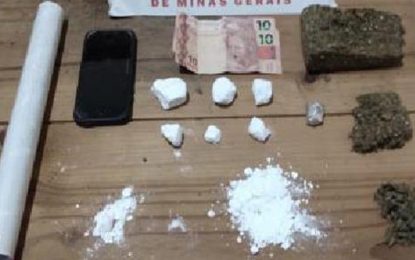 Rapaz de 19 anos é detido por suspeita de tráfico de drogas, em Barbacena