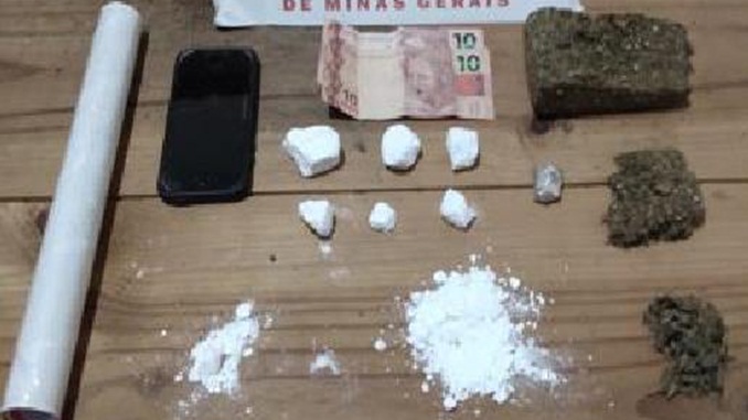 Rapaz de 19 anos é detido por suspeita de tráfico de drogas, em Barbacena