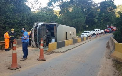 Ônibus tomba e deixa nove pessoas feridas, em Nova Lima