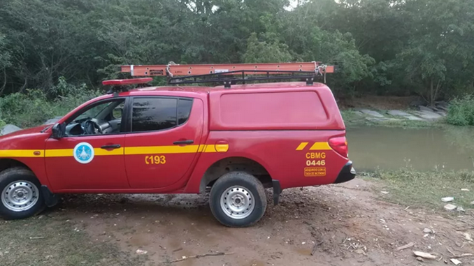 Bombeiros resgatam corpo de homem que estava desaparecido, em Entre Rios de Minas