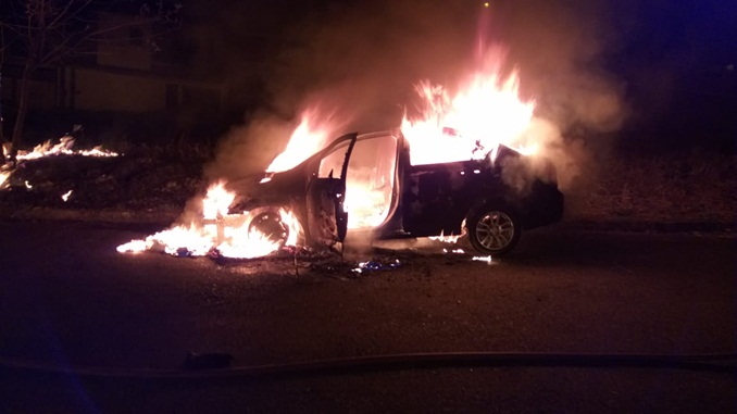 Bombeiros combatem incêndio em veículo, em São João Del-Rei