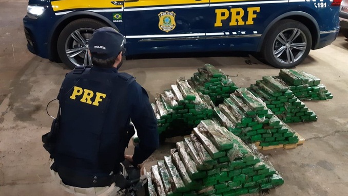 PRF apreende cerca de 300 kg de maconha na BR-050, em Uberlândia