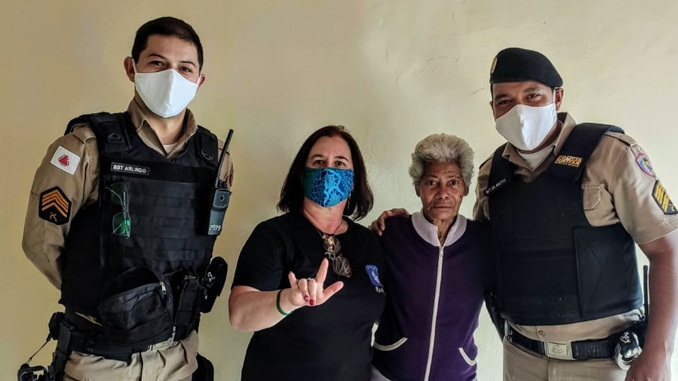Polícia Militar auxilia senhora surda e desfaz mal entendido, em Barbacena