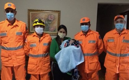 Bombeiros visitam bebe de 10 dias que havia se engasgado, em São João Del-Rei