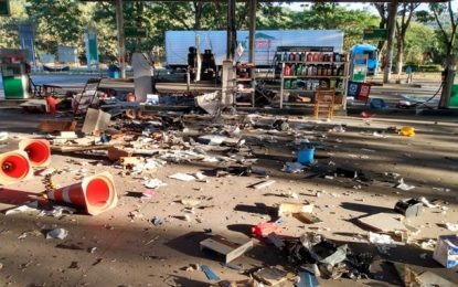 Bandidos assaltam posto de combustível e explodem caixa eletrônico em Valadares