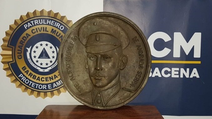 Cultura e Guarda recuperam medalha retirada do Monumento ao Dia da Vitória