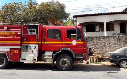 Bombeiros encontram corpo carbonizado durante combate a incêndio em residência, em São João Del-Rei