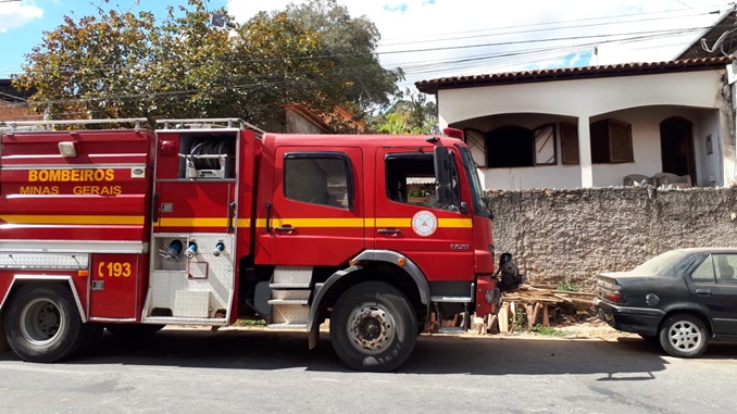 Bombeiros encontram corpo carbonizado durante combate a incêndio em residência, em São João Del-Rei