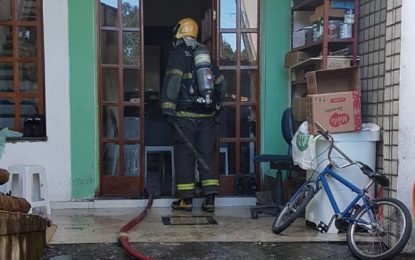 Curto circuito causa incêndio em residência no bairro São Jorge, em Barbacena