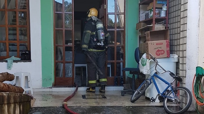 Curto circuito causa incêndio em residência no bairro São Jorge, em Barbacena