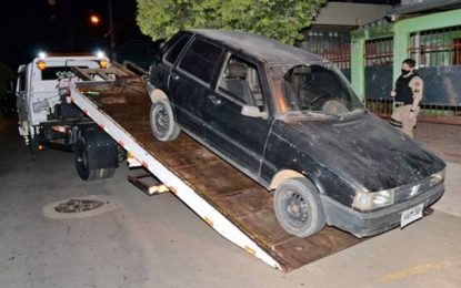 Carro furtado em Barbacena é recuperado no bairro Cardoso de Melo com placa escrita à mão