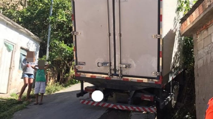 Bombeiros evitam que caminhão atinja residência no bairro Senhor dos Montes, em São João Del-Rei