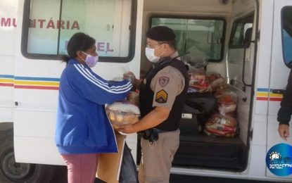 Polícia Militar distribui kits de alimentação e programas de estudos para alunos em Barbacena