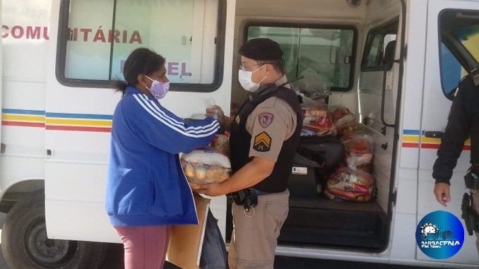 Polícia Militar distribui kits de alimentação e programas de estudos para alunos em Barbacena
