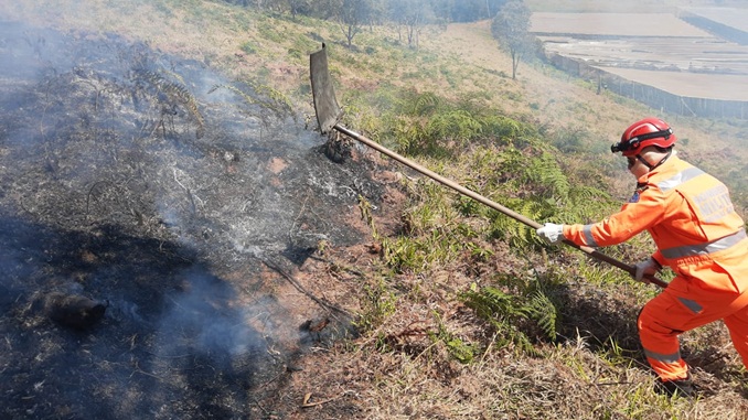 Bombeiros combatem incêndio na localidade dos Costas, zona rural de Barbacena