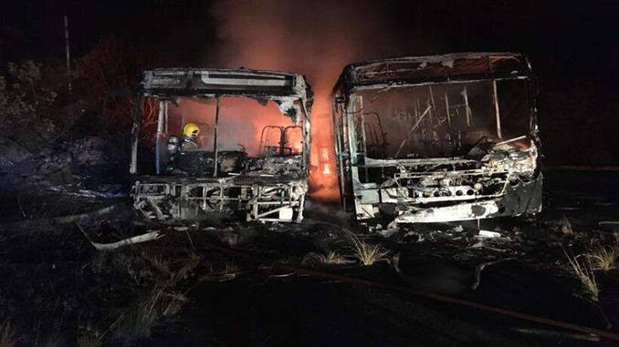 Dois ônibus são incendiados em garagem de viação em Juiz de Fora