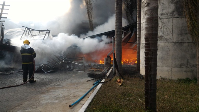 Incêndio atinge fábrica da Marluvas na Rodovia AMG entre Dores de Campos Barroso