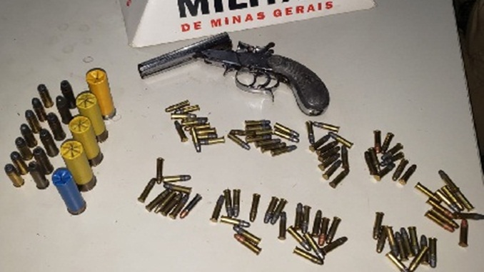 Polícia Militar apreende garrucha e mais de 100 munições em Carandaí e Itaverava