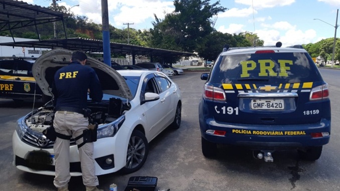 PRF recupera veículo roubado, em Muriaé (MG)