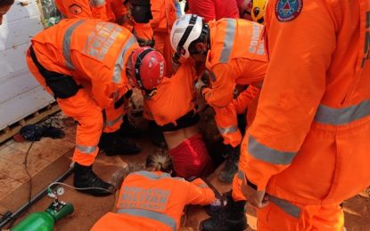 Bombeiros resgatam menina que estava em tubulação de obra em Uberlândia