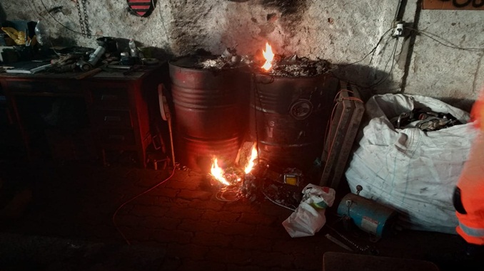 Bombeiros combatem princípio de incêndio em depósito de recicláveis em São João Del-Rei